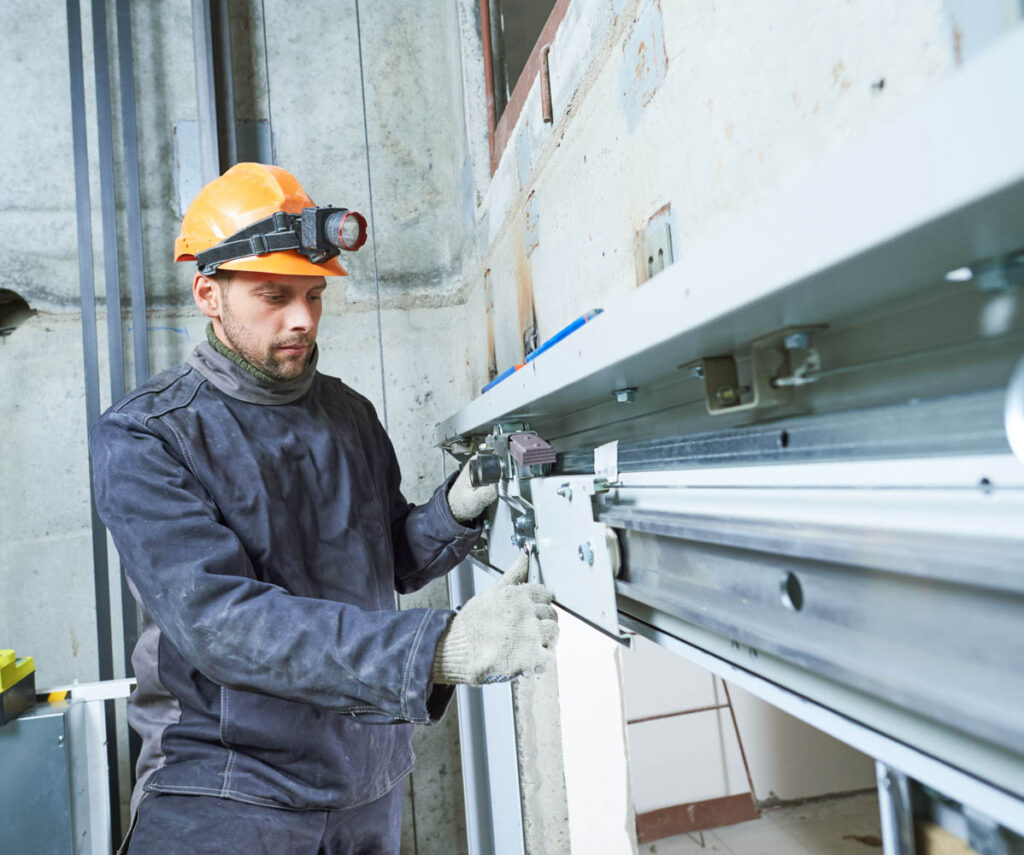 Technicien intervenant sur un ascenseur
