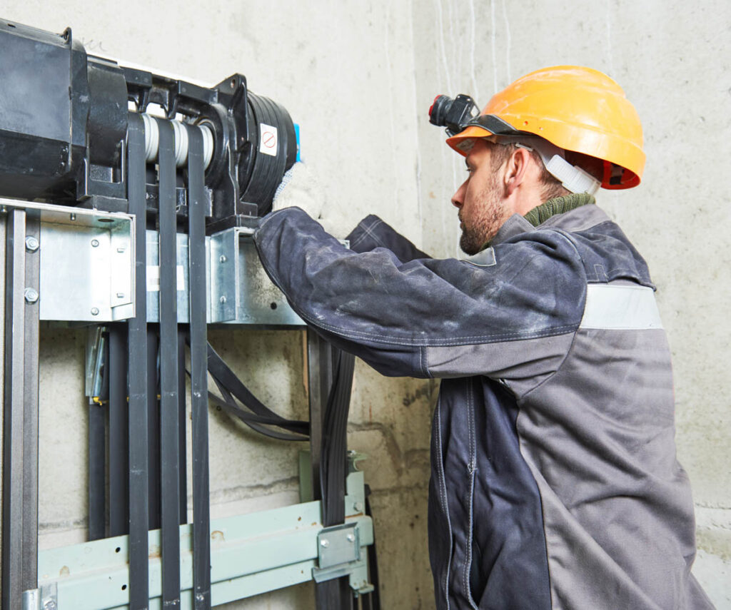 Technicien intervenant sur un ascenseur