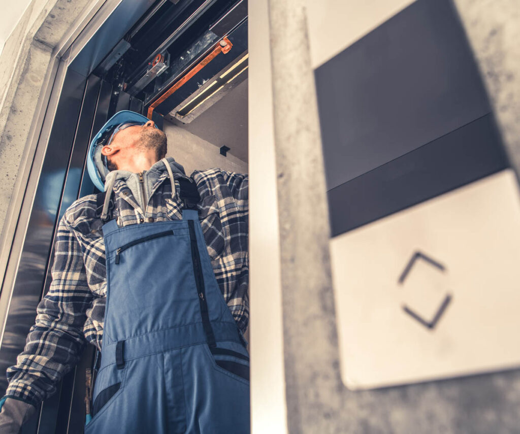 Technicien intervenant sur un ascenseur